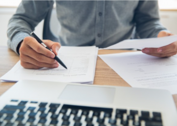Homem analisando documentos